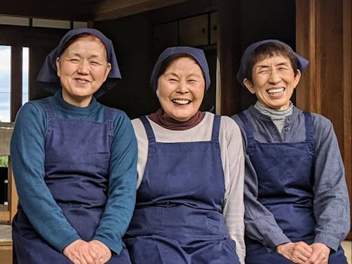 レストランでは自分たちで作った伝統野菜を中心に地域に伝わる里山料理を調味料から手作りで提供しています。