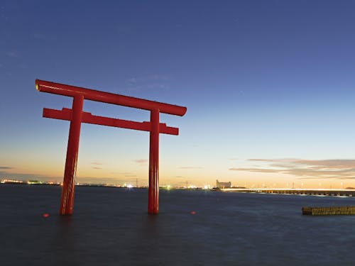 鹿島神宮の鳥居も湖越しに見ることができます。