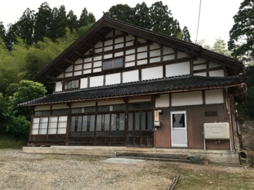 太美山体験ハウスの外観。緑豊かな里山に囲まれており、時間を忘れられる里山暮らしが体験できます!