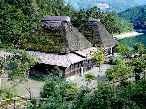 山奥の須木地区には茅葺きの古民家宿も