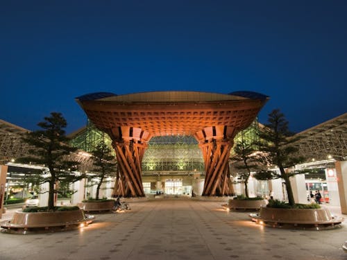 金沢駅東口の鼓門