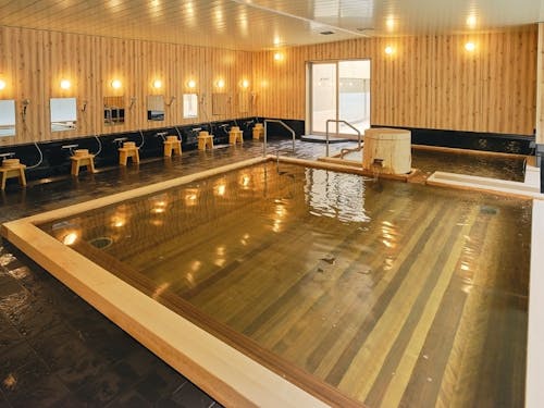 泉質の良さから地元でも愛される温泉。露天風呂もあります。