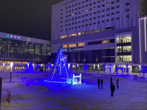 今年はブルーライトアップが駅前広場を彩ります