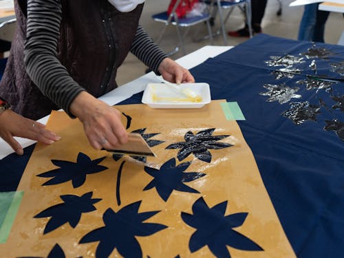 江迎の風景となる暖簾に、地域の皆さんと一緒に型染め(抜染)。