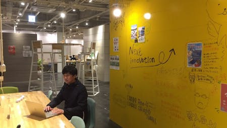 東京と熊本を行き来する柳原さん。写真はコワーキングスペース「未来会議室」にて