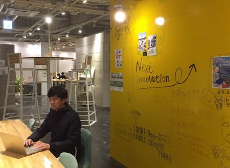 東京と熊本を行き来する柳原さん。写真はコワーキングスペース「未来会議室」にて