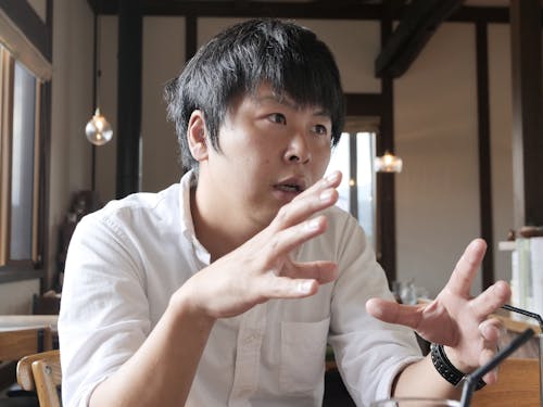 町の未来を語る中山さん。