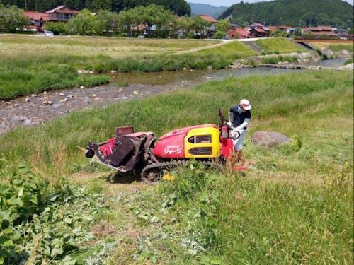 河川敷の草刈りしたり。