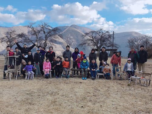 雄大な自然の中で椅子づくり