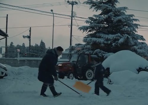 朝は家族で雪かきからスタート!