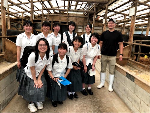 世界農業遺産に認定された高千穂町の畜産農家への取材活動の様子