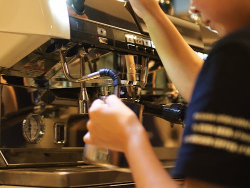 アンカーコーヒーさんの指導で美味しいカフェラテを入れる技術を習得てください。