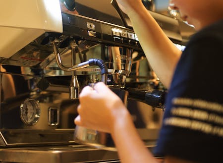 アンカーコーヒーさんの指導で美味しいカフェラテを入れる技術を習得てください。