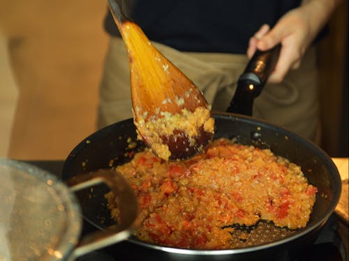 地元の食材で調理していただきます。