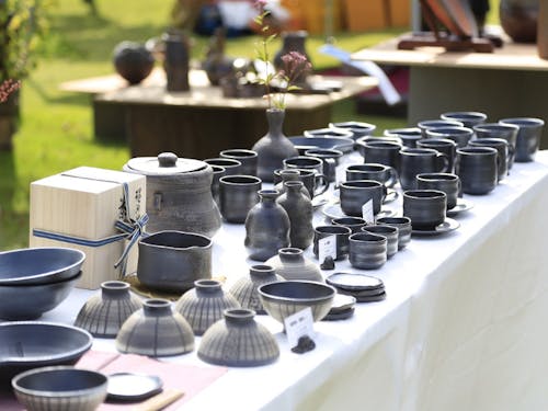 華美な装飾をしない、灰黒色の奥深い美しさ。