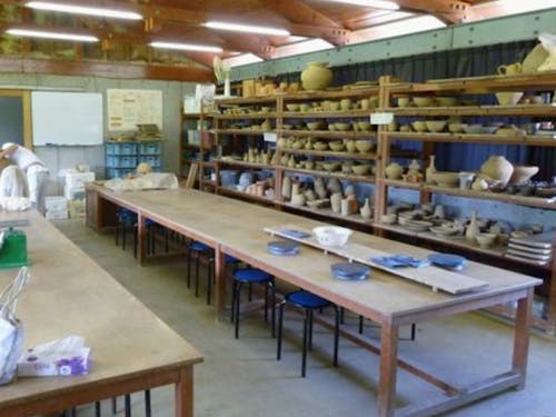 陶芸センターの内観。作陶に必要な機器はすべて揃っています。