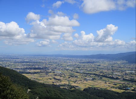 南砺市の散居村の風景。大自然の中のびのびと子育てができます