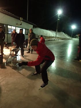まずはスピードスケートの靴で天然リンクを体験。地元コーチが優しく教えてくれるのでスケート初心者でも大丈夫!