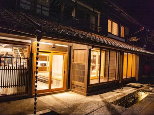 がいせん桜通りに灯る宿の明かり