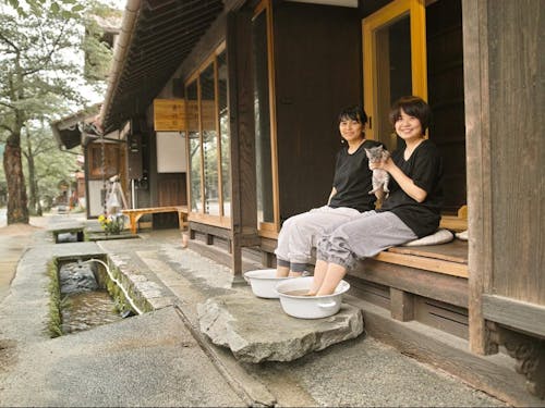 町なかに流れる川の音をききながら。ヘナ足湯をするプラン。