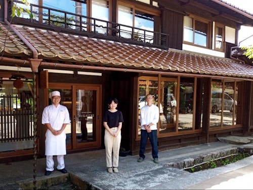 村出身の若手料理人、他スタッフとチームとして動きます。