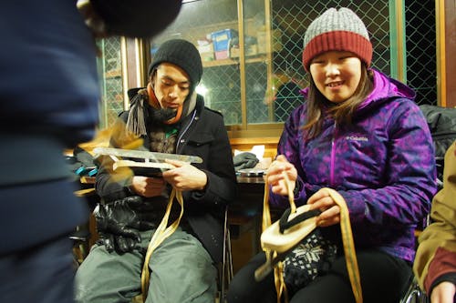 リンクだけでなく、スケートシューズのメンテナンスも引き受けるボランティアの方から昔使っていた下駄スケート等も紹介します