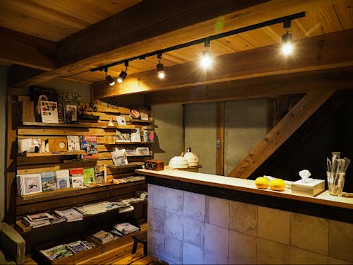 蔵の一階には手作りのカウンターがあり料理もできます。奥に置かれているのは全国のリトルプレス