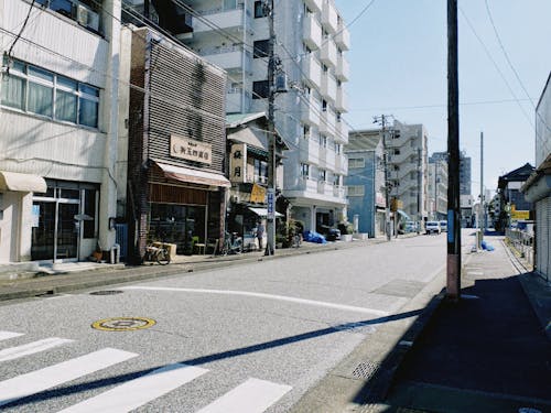 一本外れた老舗の残る商店街