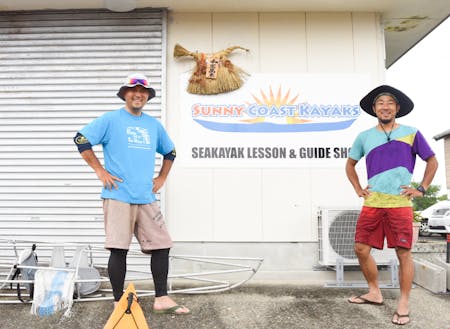 サニーコーストカヤックス代表本橋洋一さん（左）と丸尾さん