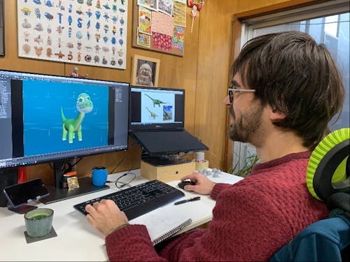 恐竜の3Dキャラクターデザインを制作するセスクさん