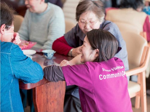 地域のサロンでの談笑