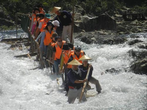 観光筏下りの様子