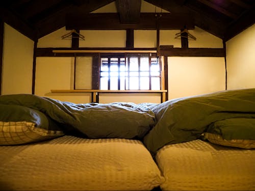 “泊まれる蔵”の二階。寝てる感じはこんなかなぁ~と撮った一枚