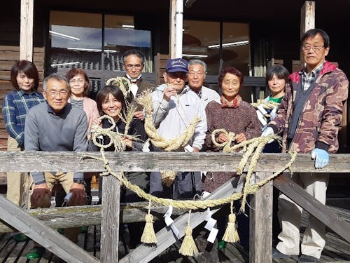 しめ縄づくり名人に倣いながらの継承活動