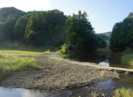 小川が流れる自然豊かな風景がある。