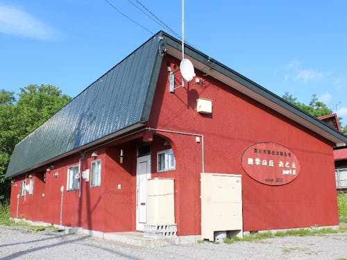平屋建て1棟に2組入居できます