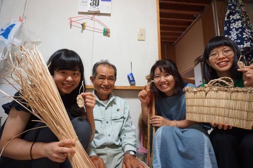 同じ地域内の集落でわら細工