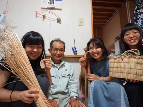 同じ地域内の集落でわら細工