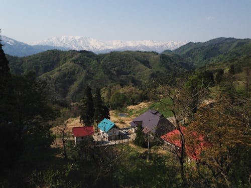 集落と飯豊連峰