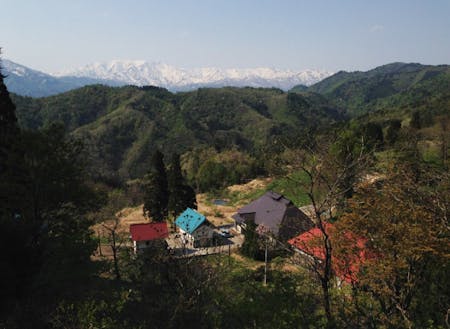 集落と飯豊連峰