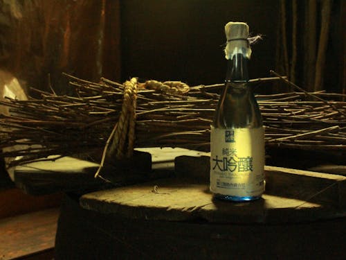 和紙工房と出ヶ原和紙アーティストラベルの日本酒(西会津産)