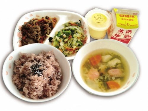 給食は地元産の牛乳や新鮮野菜がたっぷり