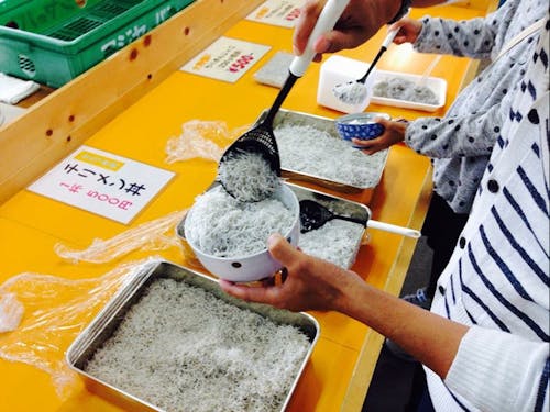 好きなだけ乗っけて食べていただく、少しワイルドなセルフサービススタイル。 思う存分「ちりめんじゃこ」を食べていってください！