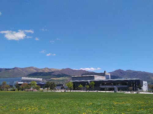 市民の憩いの場から見えるのは東山