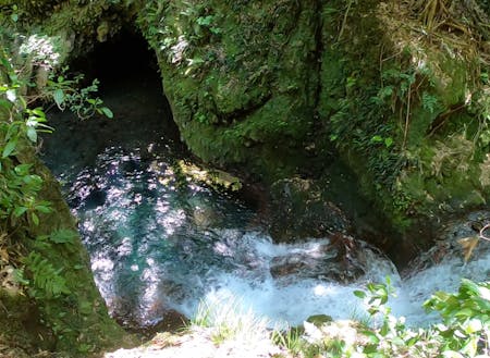 青く光る水と洞窟。昔の信仰の場所だったらしいです！