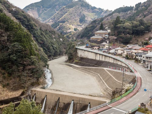 中心市街(写真右側)には住宅や商店が寄り添うように並んでいます。