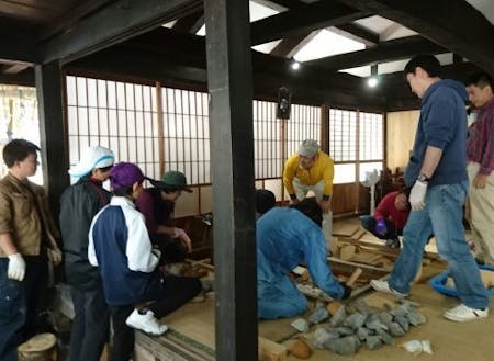 囲炉裏作り:自分達の暮らしに活かすため、本気で学ぶ