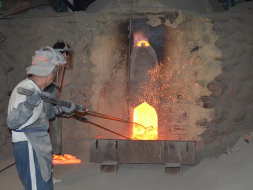 炭材の窯出し作業をする職人たち