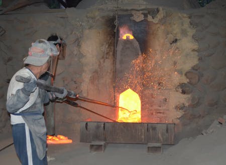 炭材の窯出し作業をする職人たち