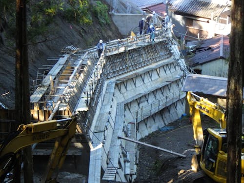 急斜面の補強作業